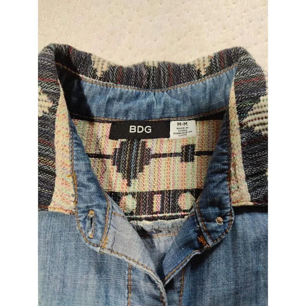 BDG URBAN OUTFITTERS M WESTERN TRIBAL YOKE DENIM  CHAMBRAY BUTTON FRONT